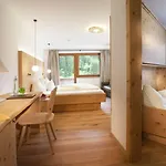 Natur- & Wanderhotel Tuxertal Тукс
