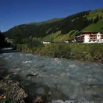 Отель Natur- & Wanderhotel Tuxertal Тукс