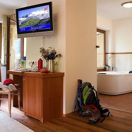 Natur- & Wanderhotel Tuxertal מלון