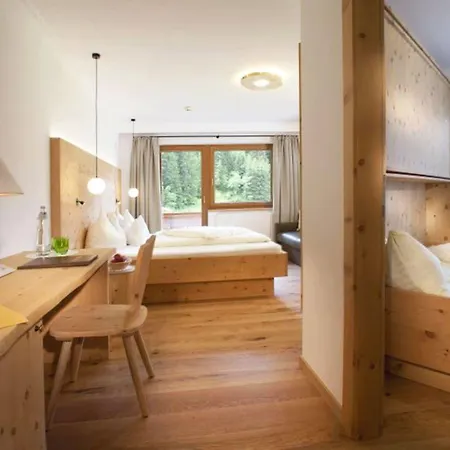 Natur- & Wanderhotel Tuxertal מלון 4*