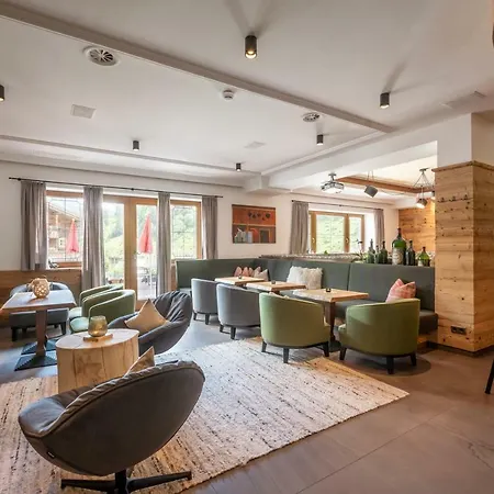 Natur- & Wanderhotel Tuxertal טוקס