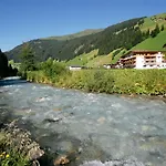 Natur- & Wanderhotel Tuxertal ホテル