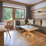 ホテル Natur- & Wanderhotel Tuxertal トゥクス