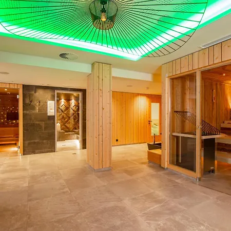 Natur- & Wanderhotel Tuxertal Szálloda 4*