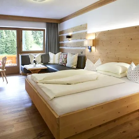 Natur- & Wanderhotel Tuxertal Szálloda 4*