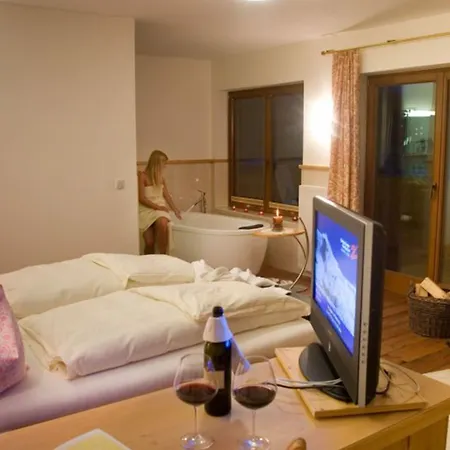 Natur- & Wanderhotel Tuxertal Szálloda 4*