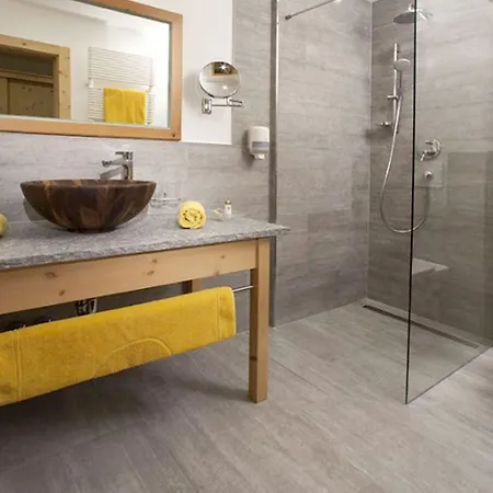 Natur- & Wanderhotel Tuxertal Szálloda 4*