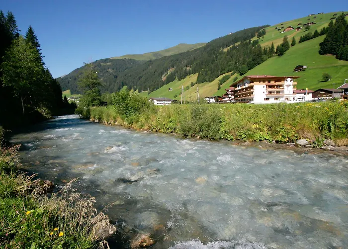 Natur- & Wanderhotel Tuxertal Szálloda